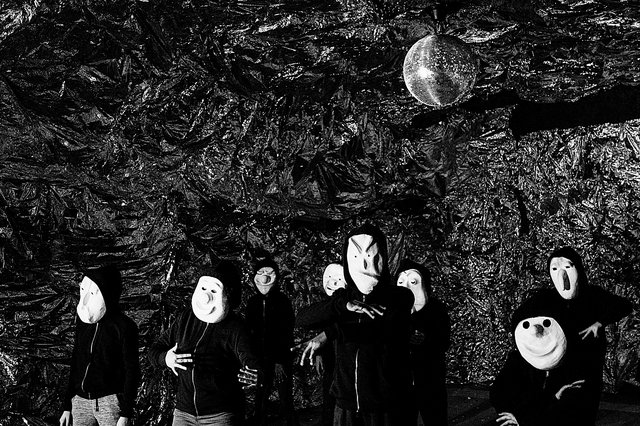 Die Kinder tragen Masken im Aquatunnel : ein beklemmendes Erlebnis