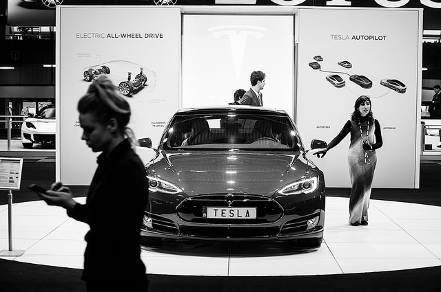 Ein Elektroauto Model S auf dem Stand von Tesla bei der Brüsseler Motor Show