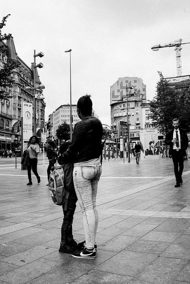 Eine Mutter und ihre Tochter auf den Platz vor dem Hauptbahnhof in Luxemburg-Stadt