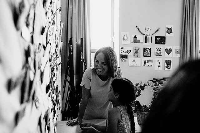 DP-Familienministerin Corinne Cahen mit einem Kind in einem Saal in Mersch