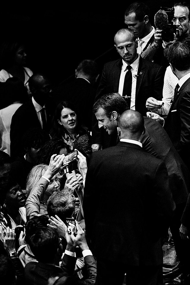 Das Publikum in der Philharmonie drängt sich um den französischen Präsidenten, um sich mit ihm zu fotografieren