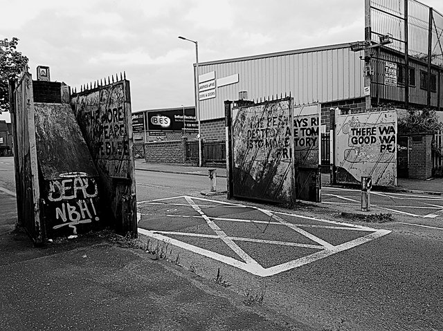 À Belfast après 20 ans de paix, le gigantesque mur haut de plus de dix mètres et long de près d’un kilomètre (Peace Wall) qui sé