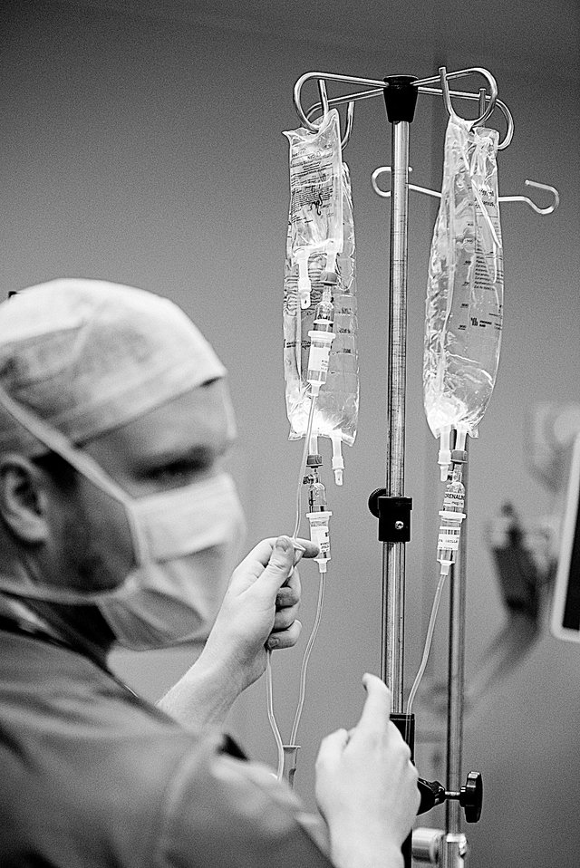 Im Operationssaal eines Krankenhauses wird eine Infusion installiert