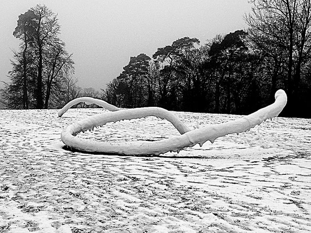 Nairy Baghramian sous la neige devant le Mudam