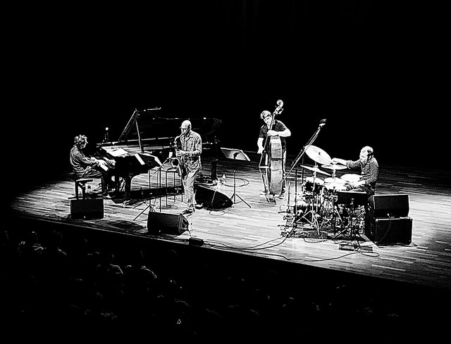 Michel Reis, Marc Demuth, Paul Wiltgen et leur invité Joshua Redman sur la scène du Opderschmelz